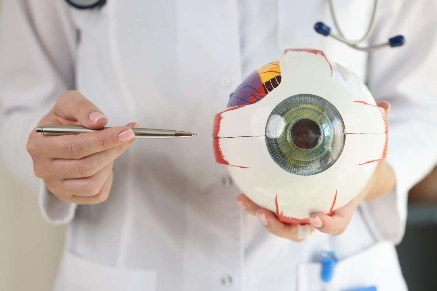 eye doctor explaining refractive lens exchange vs lasik